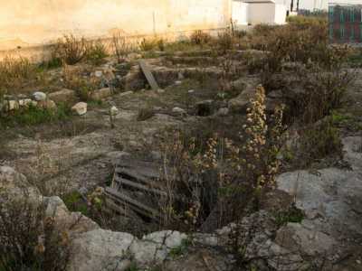 Un'ampia tomba a fossa che lascia intravedere la suddivisione dei vari ambienti